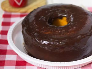 Bolo de Cenoura com Calda de Chocolate das Meninas Boleiras em Campinas