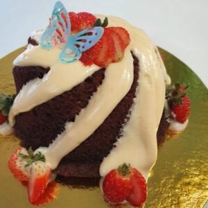 Bolo Mini chocolate com Ninho vulcão e morangos das Meninas Boleiras em Campinas