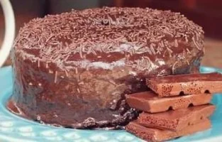 Bolo de Chocolate com calda Grande