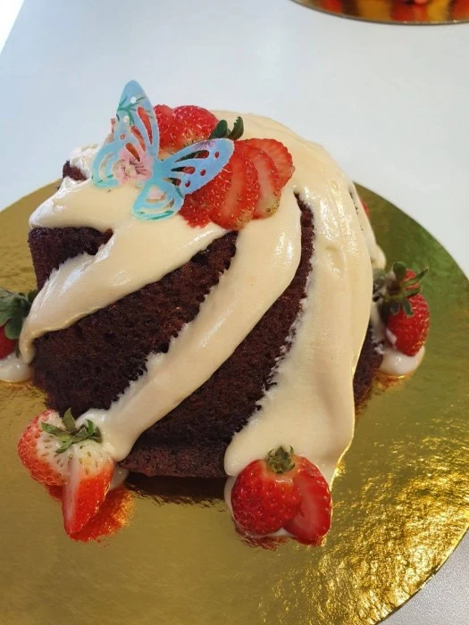 Chocolate Mini Mini com ninho e morangos