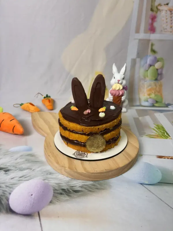 Bolo de Cenoura Naked com Orelinhas de Páscoa das Meninas Boleiras Campinas