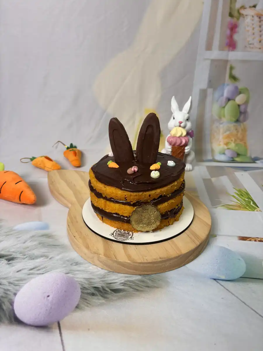 Bolo de Cenoura Naked com Orelinhas de Páscoa das Meninas Boleiras Campinas